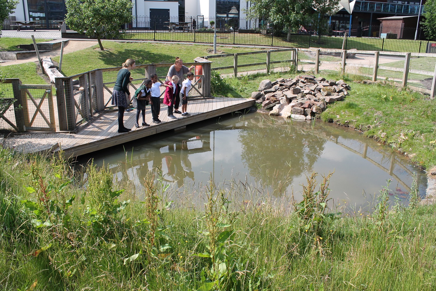 SALFORD PUPILS TREATED TO NEW POND AREA THANKS TO SIMPLE LIFE DONATION
